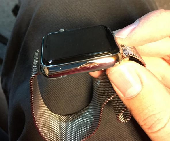 Durván karcolódik az Apple Watch!