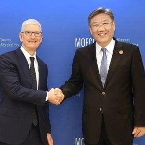 Tim Cook Kínába látogatott az iPhone 15 csalódást keltő eladásai miatt