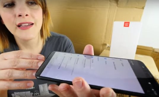 Újabb kicsomagolós videón a OnePlus 5T