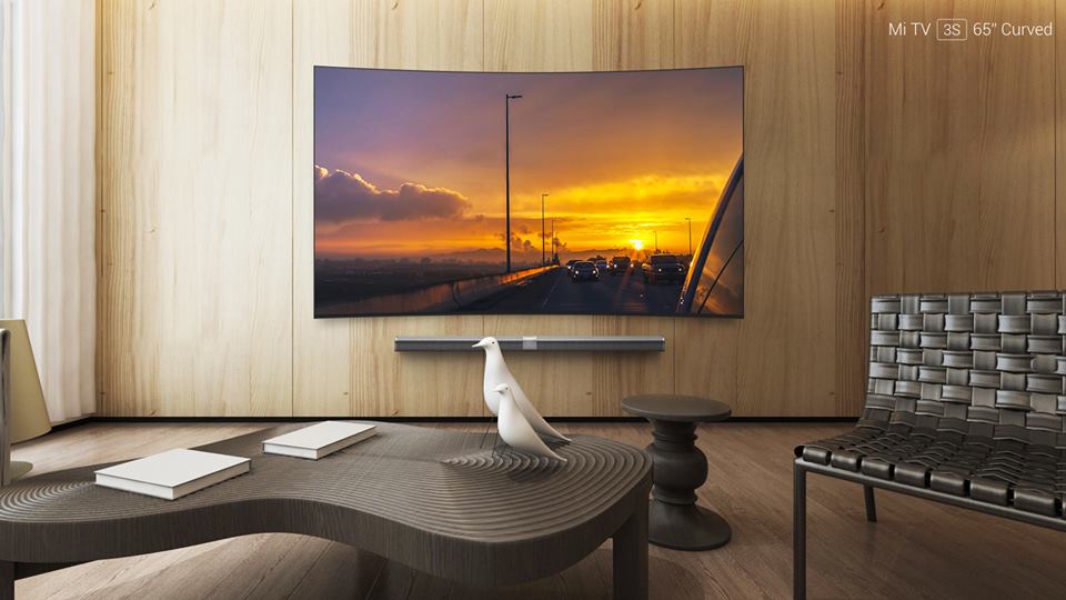 Gyönyörű, ívelt, 65 colos tévé a Xiaomitől