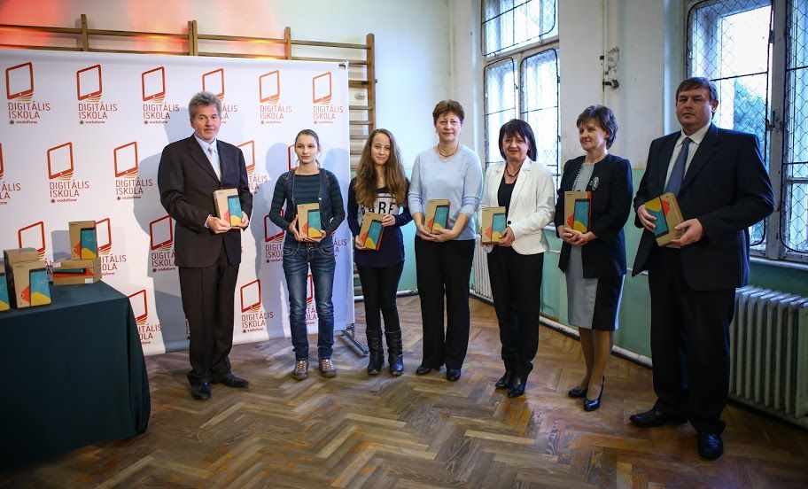 229 tabletet ajándékozott a Vodafone