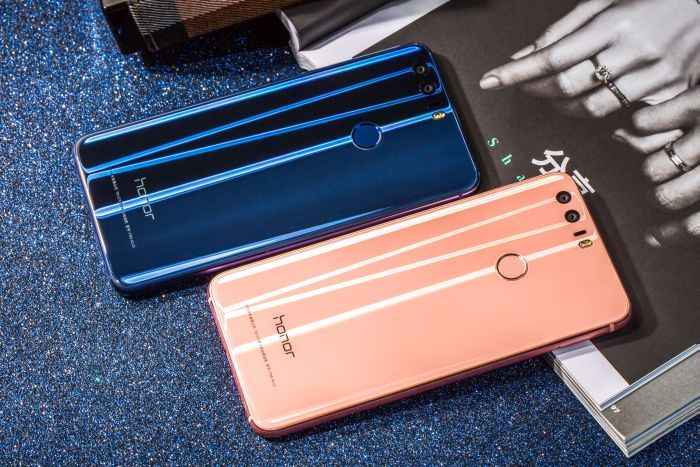 A Honor 8 karácsonyi meglepetése: szupernőies prémium kiadás limitált darabszámban