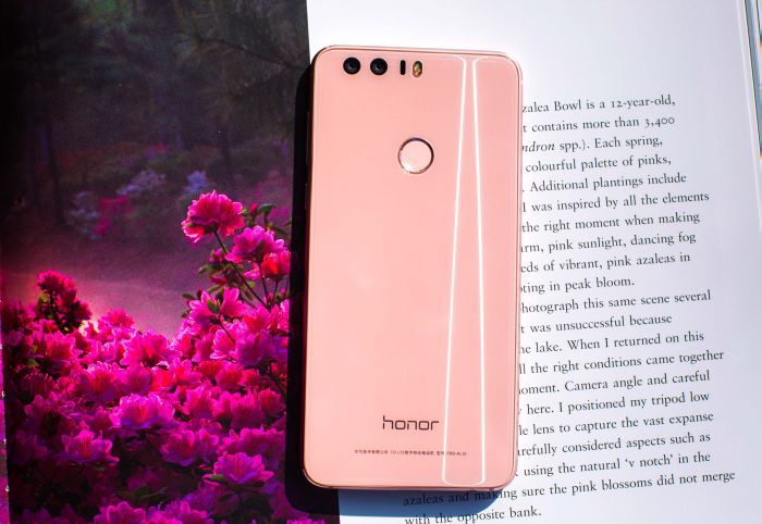 A Honor 8 karácsonyi meglepetése: szupernőies prémium kiadás limitált darabszámban