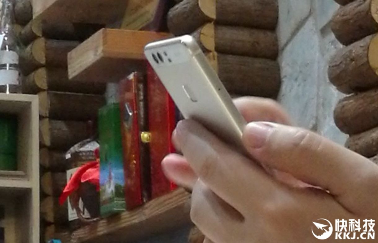 A Huawei elnöke a P9-cel pózolt!