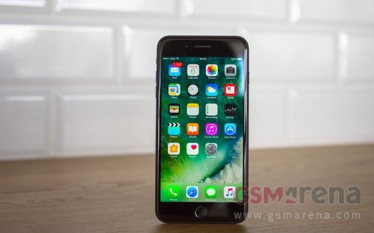 Három iPhone jön 2017-ben, ebbõl egy OLED panellel?