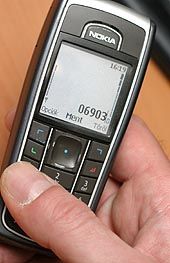 Fogadott emelt díjas SMS: szigorít és tájékoztat az NHH