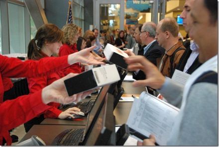 Ingyen mobilt osztogat a Microsoft