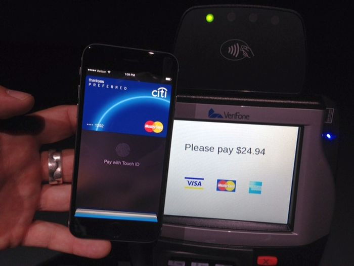 A MasterCard az Apple mellett áll