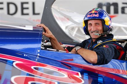 Besenyei Péter szárnyakat ad rajongóinak