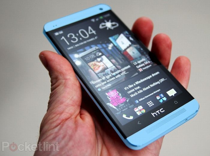 Jön a gyönyörű kék HTC One