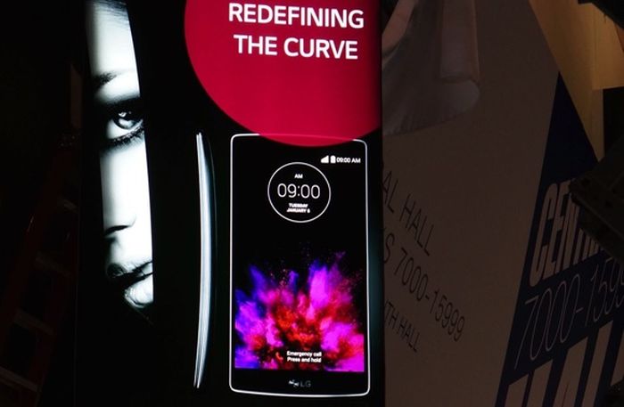 Lebukott az íves LG G Flex 2!