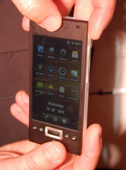 Fém luxus okostelefon Androiddal