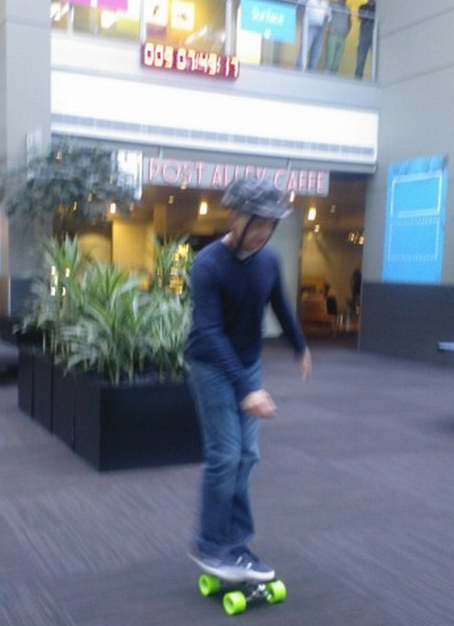 Gördeszkázás a piszok drága Surface táblán!