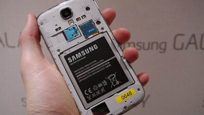Ingyen cserélik a hibás Samsung Galaxy S4 akksikat