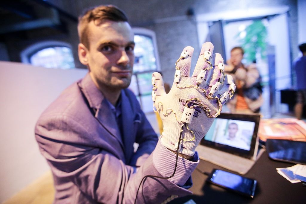 Speciális kesztyűvel és okostelefonnal kommunikálhatnak a siketek