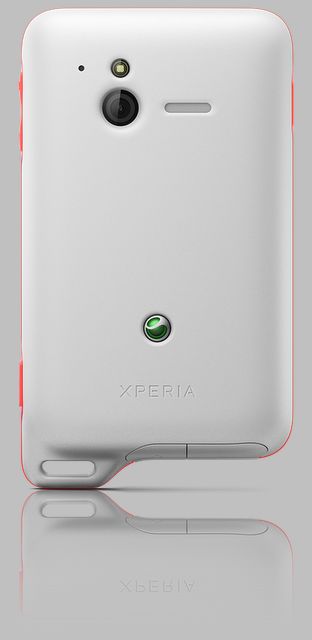 /txt/hirek/kepek/Xperia active_BackV_WhiteOrange_20111111.jpg Sony Ericsson a Red Bull Mobile-nál