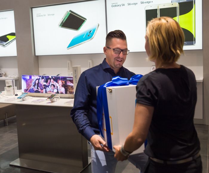 Ákos lett az ország első Samsung Galaxy S6 edge Plus tulajdonosa