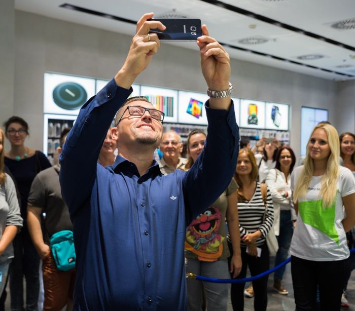 Ákos lett az ország első Samsung Galaxy S6 edge Plus tulajdonosa