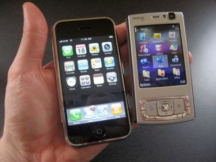 /txt/hirek/kepek/both_in_hand_20100514.jpg A Nokia egyedül nem bírja, iPhone-killer készítõt fogad