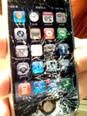 Apple-közeli sztrájk kezdõdött, törtek-zúztak