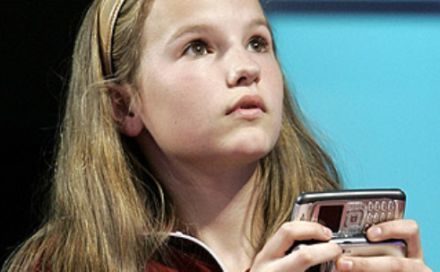 Mobilt vitt az iskolába, megkorbácsolták