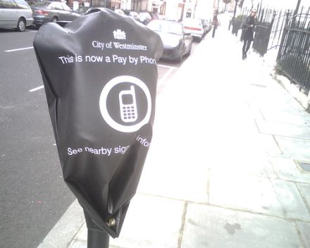 Bevásárlóközpontokban is fizethetõ a parkolás mobillal