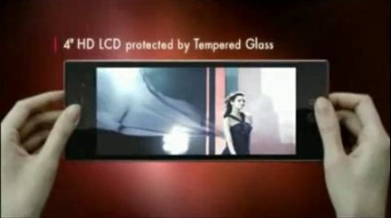 Videón az LG osztott képernyõs csokimobilja