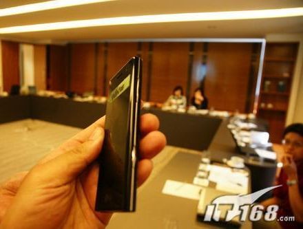 Friss képeken a titkos LG BL40