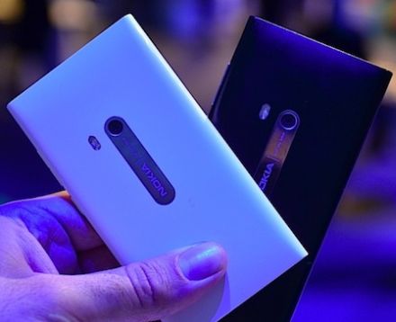 Itt a fehér Nokia N9 és az első szoftverfrissítés