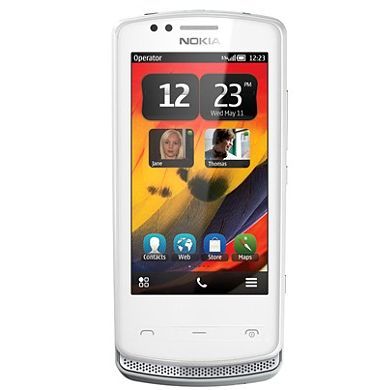 Hófehérben a Nokia 700: 3.2 col, NFC, Symbian Belle