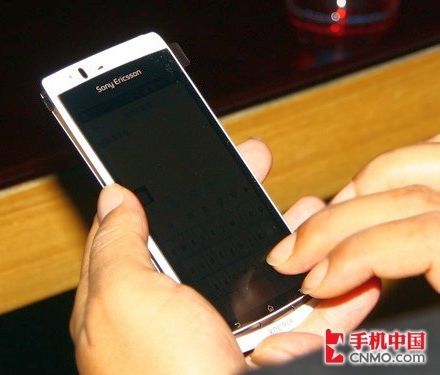 /txt/hirek/kepek/sony-ericsson-xperia-white-1_20110823.jpg Sony Ericsson Ray Pro QWERTY billentyûzettel?