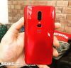 Jön a dögös, piros OnePlus 6