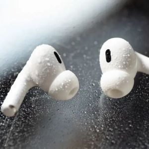 656 százalékkal nőtt az érdeklődés: szakértő figyelmeztet a kamerás AirPods adatvédelmi veszélyeire