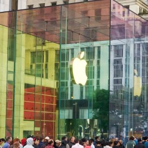 Óriási iPhone Duo installációkkal készül az Apple a pénteki rajtra