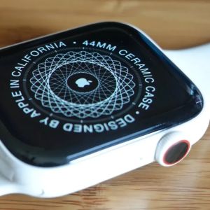 Visszatérhet a kerámia Apple Watch, már idén új prémium modell érkezhet
