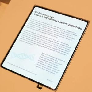 A Samsung bemutatta első, szinte teljesen gyűrődésmentes hajlítható OLED kijelzőjét a CES 2026-on