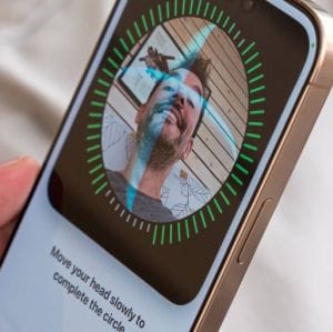 Az iPhone 18 Pro és Pro Max modellek kijelző alá rejtett Face ID-t kapnak