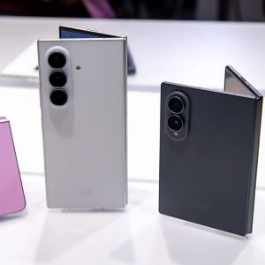 Hat hajlítható telefonnal bővítheti kínálatát a Samsung – érkezhet a Galaxy Z Slide