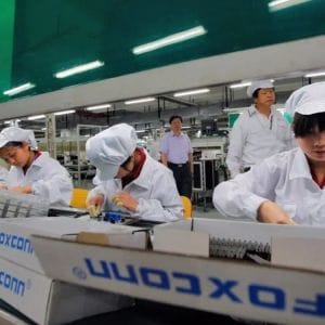 Az Apple a gyári munkások felét gépre cserélné