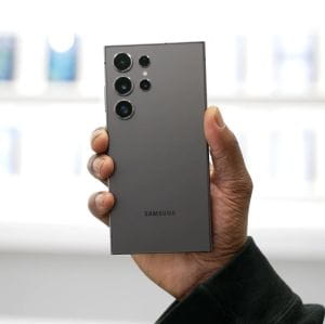 Túléli a Samsung Galaxy S24 Ultra a leejtési és karcolási teszteket?