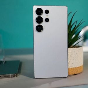 A Galaxy S25 megkapta a Qi2.1 támogatást beépített mágnesek nélkül is