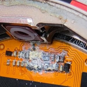 Okosóra és víz: miért veszélyes úszni vele még akkor is, ha vízálló?