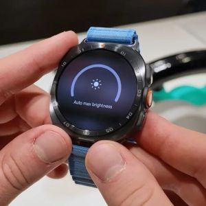 A Galaxy Watch Ultra2 minden eddiginél fényesebb kijelzőt kapott – a Samsung új csúcsórája 5000 nites rekordot dönt