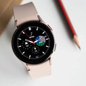 A Galaxy Watch4 tulajdonosai újabb kellemetlen hibára panaszkodnak – megjelent a rettegett kijelzőcsík