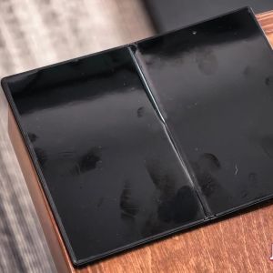 Újabb fotókon a Galaxy Z Fold8 Wide: fekete színben is megmutatta magát a Samsung különleges hajlítható mobilja