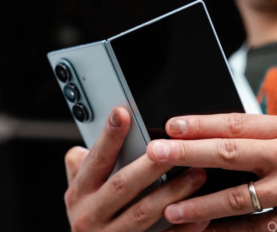 Az Apple visszavesz az első hajlítható iPhone-ból – de még így is lenyomhatja a Samsungot