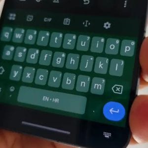 Okosabb és gyorsabb gépelés Androidon – bemutatkozott a Gboard „flick” funkciója
