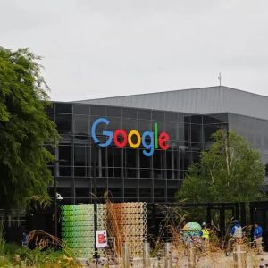 Rekordközeli bírságot kapott a Google Európában: közel egymilliárd eurót kell fizetnie a DMA megsértése miatt