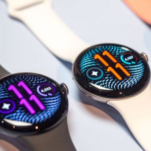 Biztonságosabb szíjjal érkezik a Pixel Watch 5, a Google búcsút intett a vitatott anyagnak