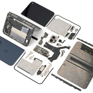 Az iFixit szerint a zsanér környékén lehet az iPhone Duo kijelzőjének gyenge pontja
